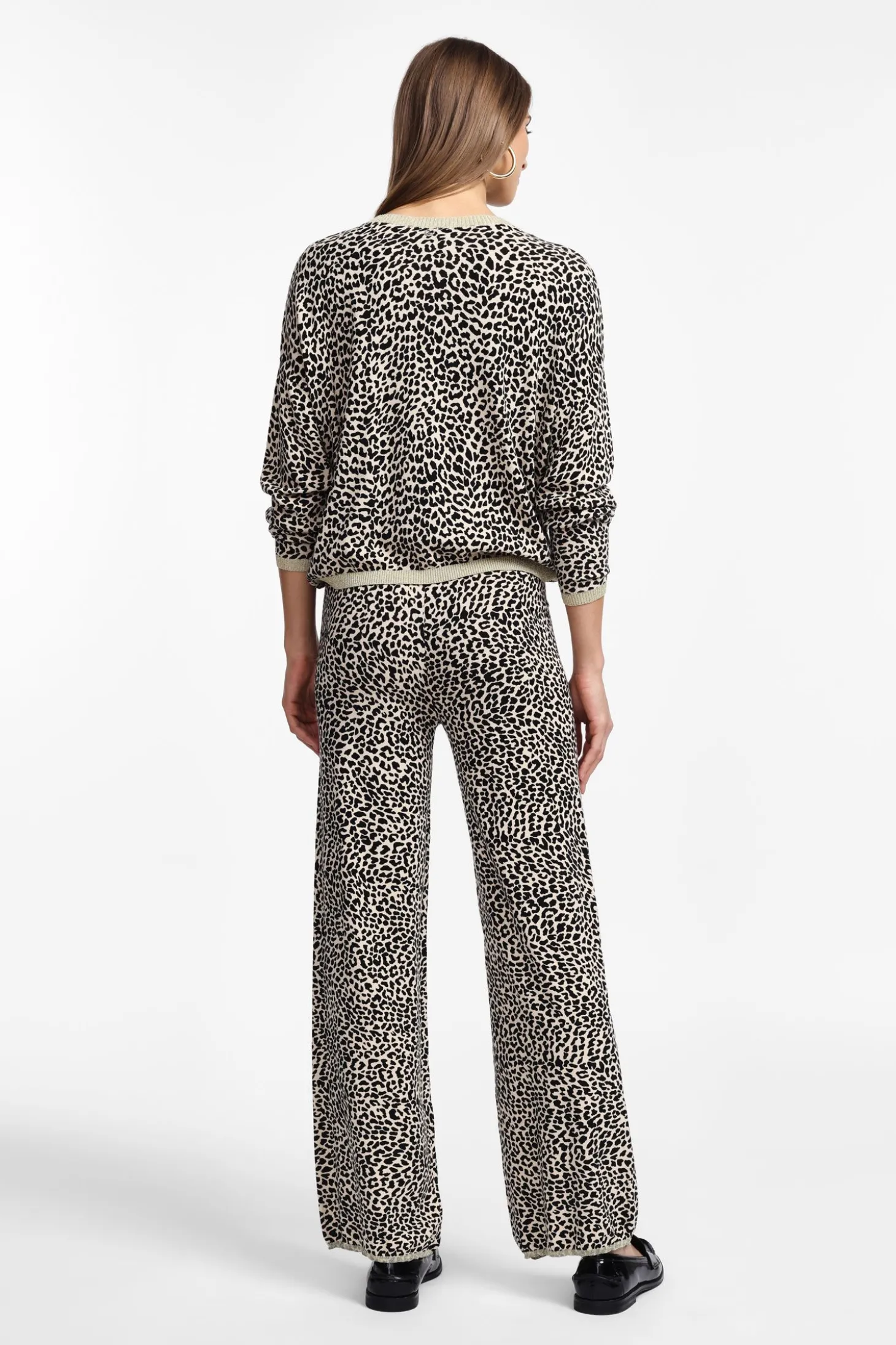 Pantalones acampanados con estampado animal