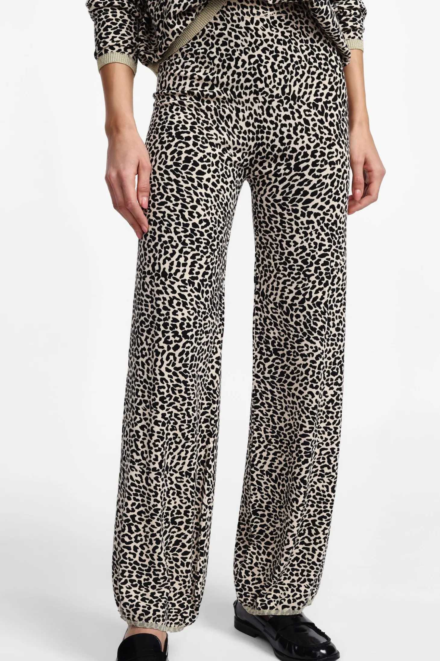 Pantalones acampanados con estampado animal