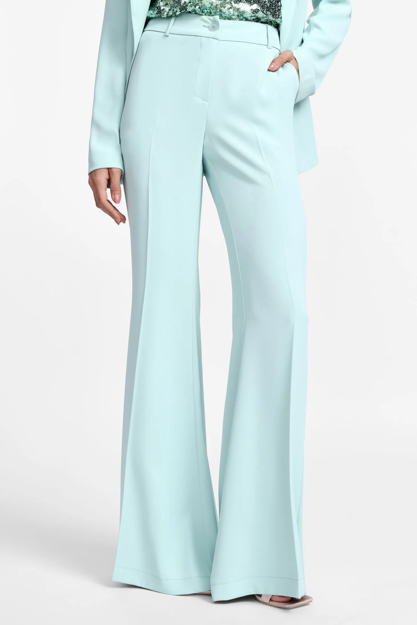 Pantalones acampanados tiro alto