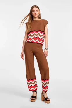 Pantalones amplios con diseño gráfico