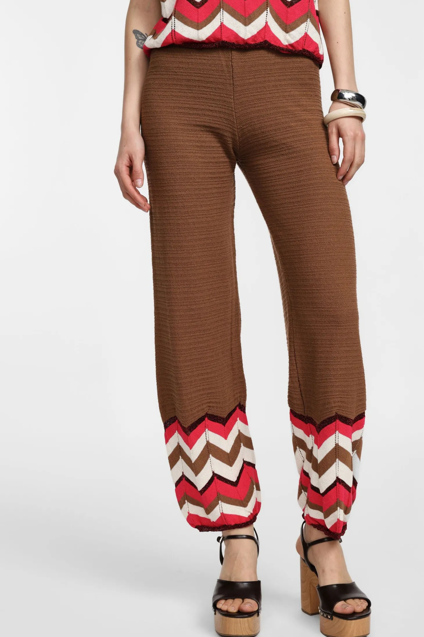 Pantalones amplios con diseño gráfico