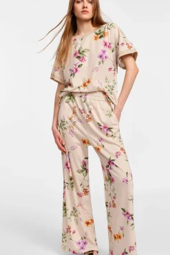 Pantalones amplios con estampado floral