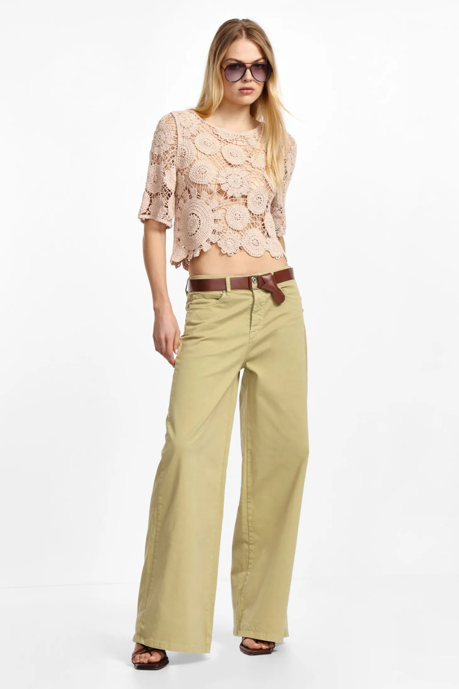 Pantalones anchos con cinturón