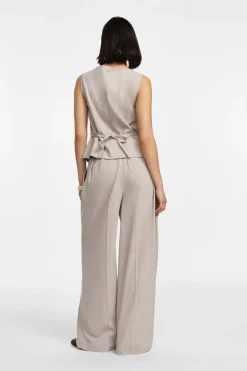Pantalones anchos con cinturón