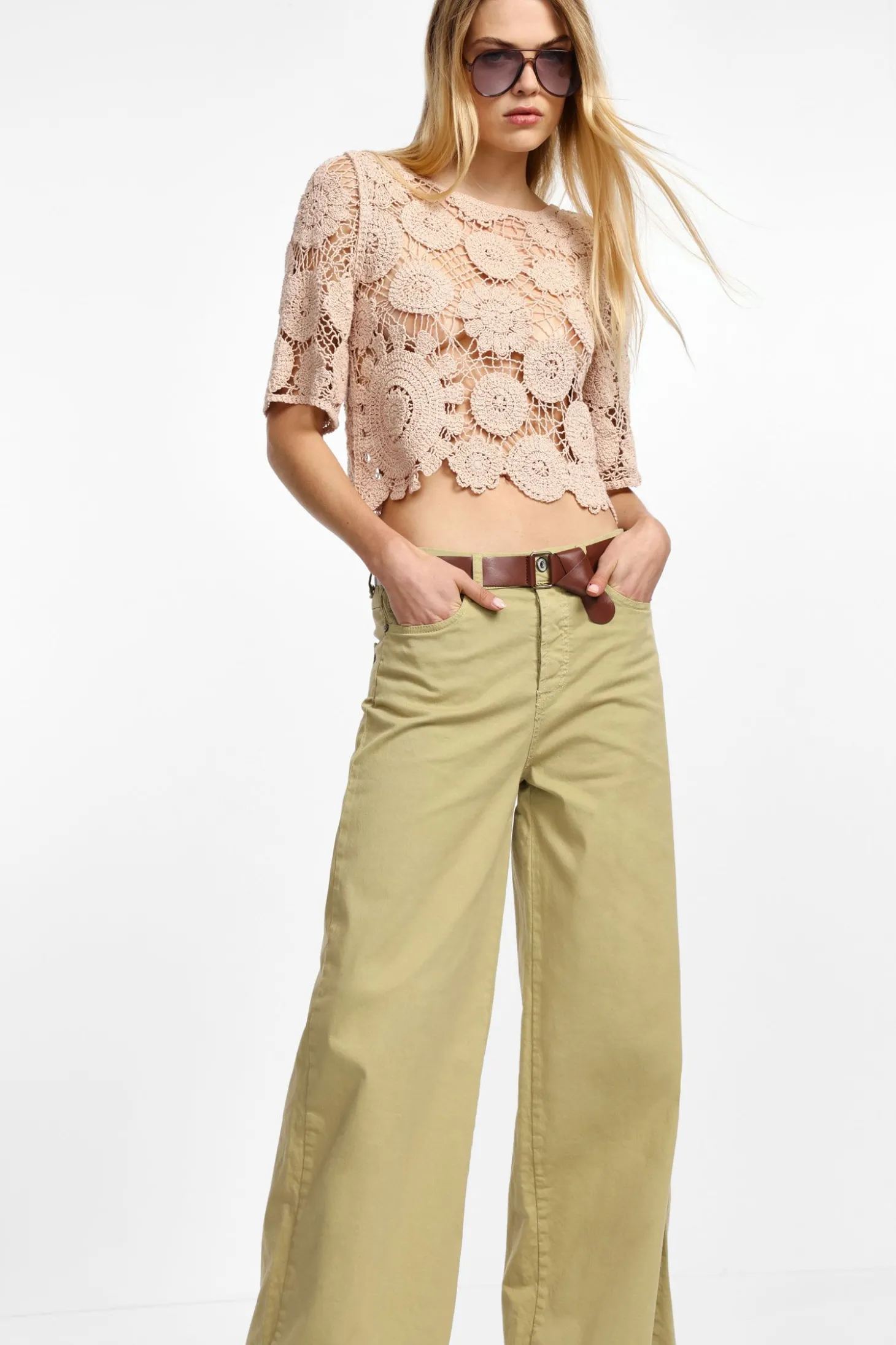 Pantalones anchos con cinturón
