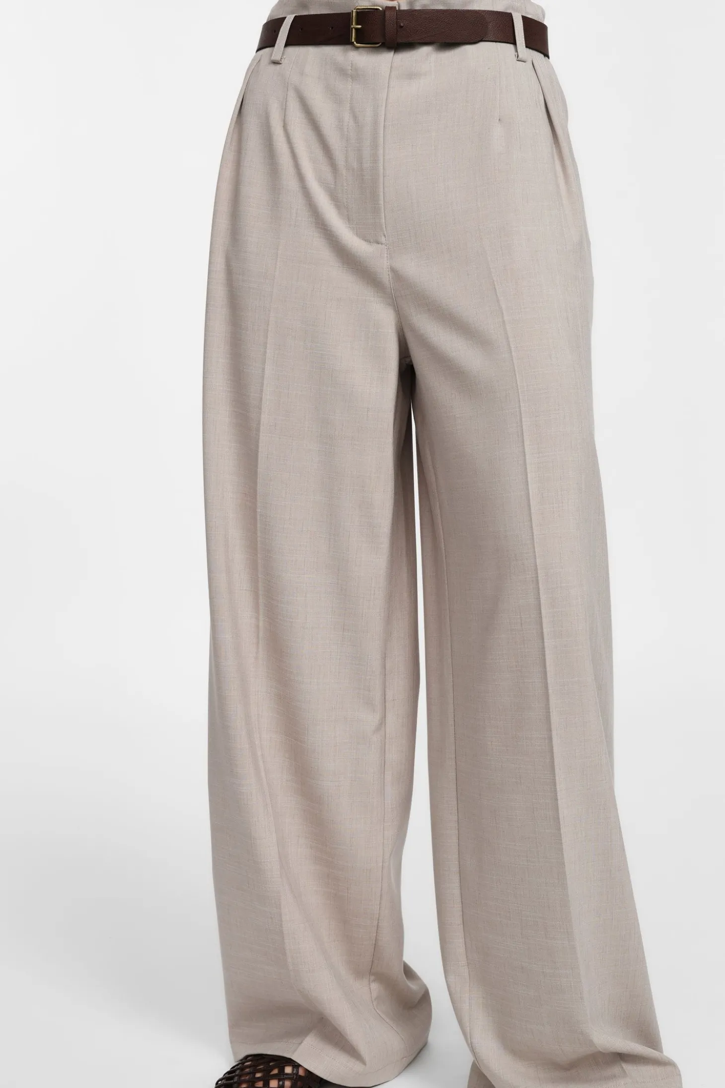 Pantalones anchos con cinturón