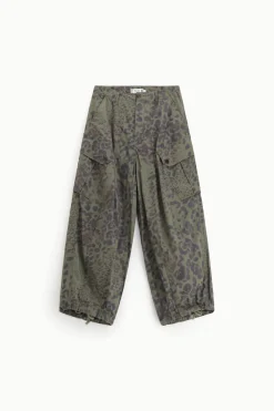 Pantalones cargo con estampado animal y dobladillo ajustable
