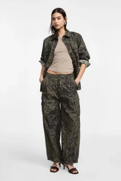 Pantalones cargo con estampado animal y dobladillo ajustable