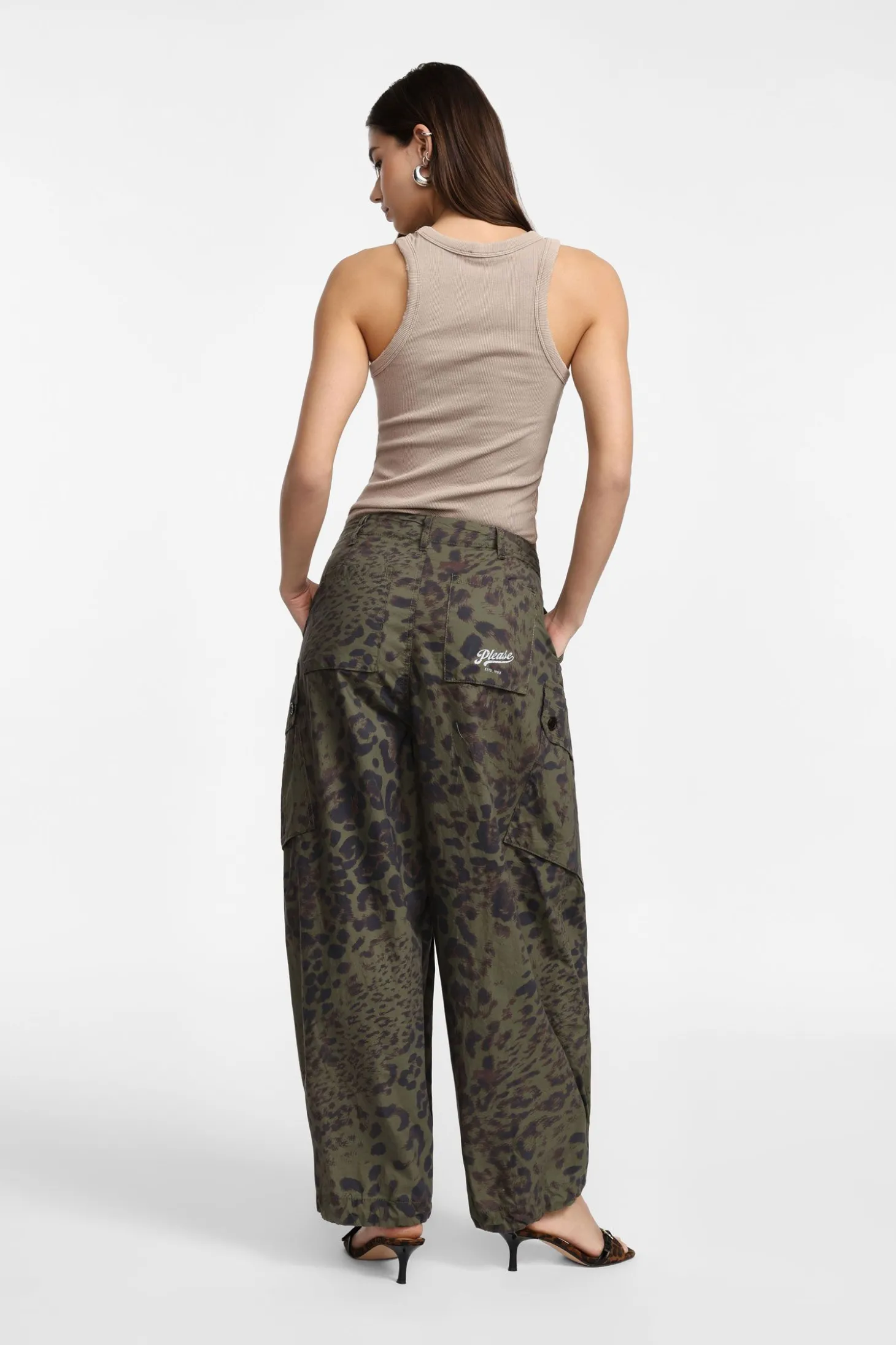 Pantalones cargo con estampado animal y dobladillo ajustable