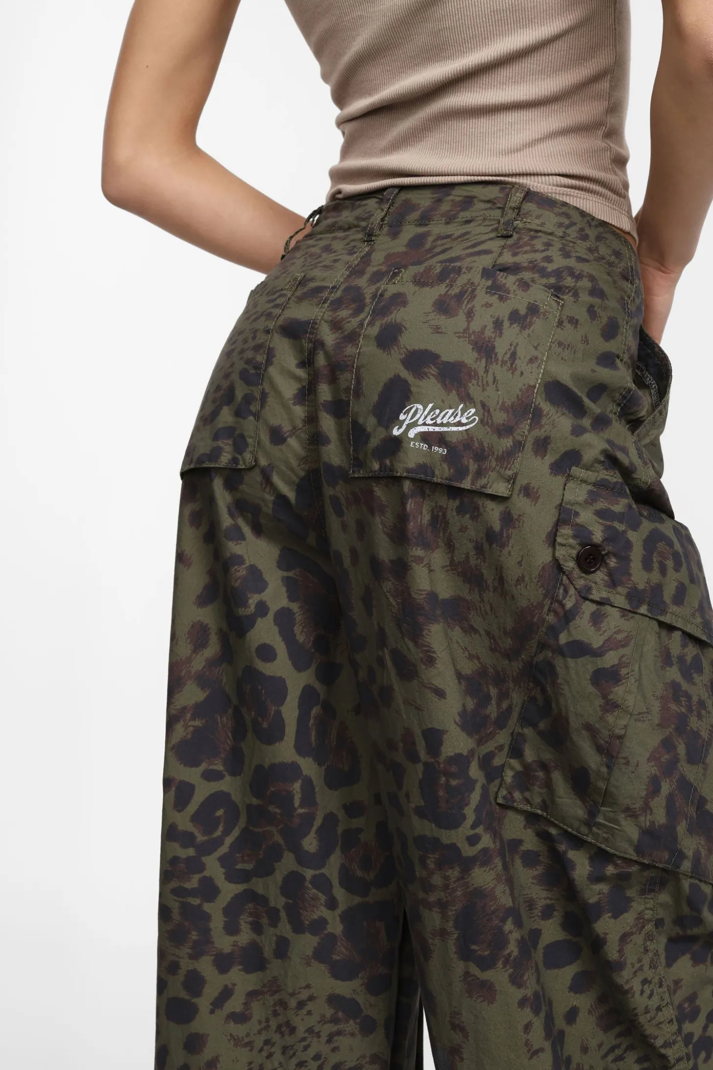 Pantalones cargo con estampado animal y dobladillo ajustable