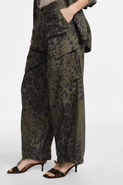 Pantalones cargo con estampado animal y dobladillo ajustable