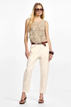 Pantalones chino con cinturón medio