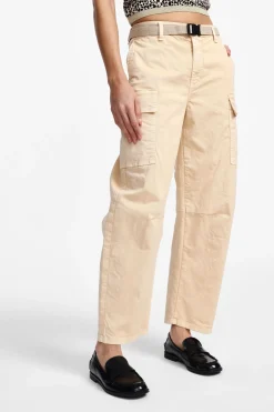 Pantalones chinos con bolsillos grandes