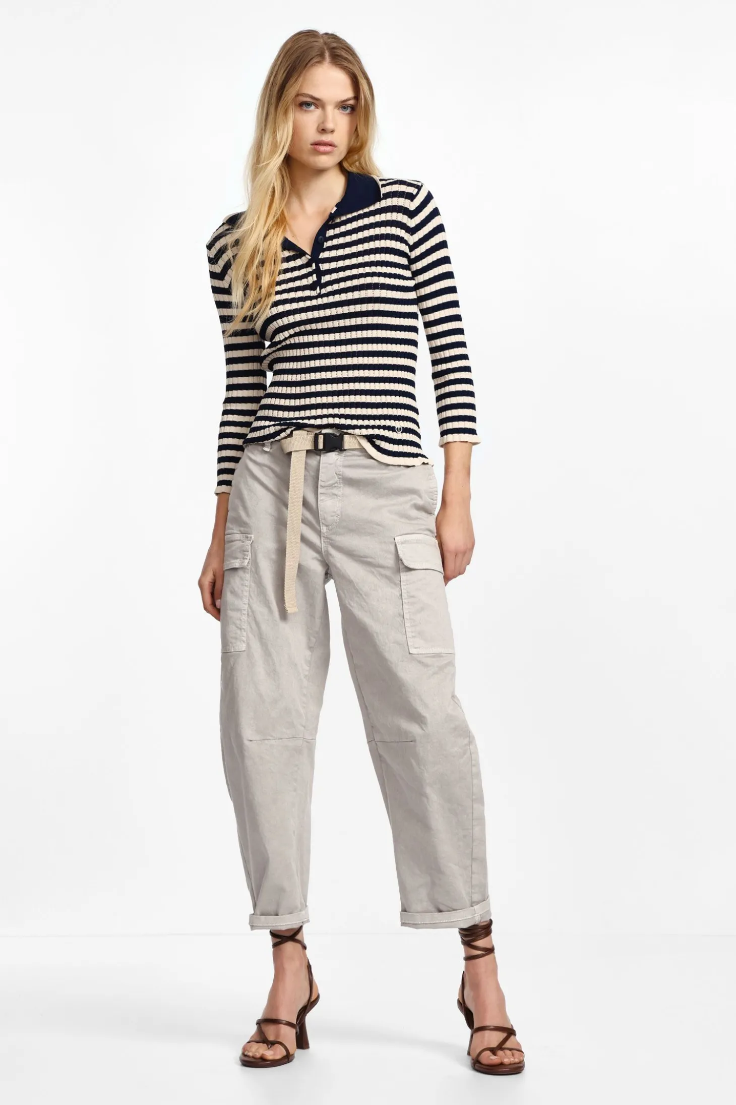 Pantalones chinos con bolsillos grandes