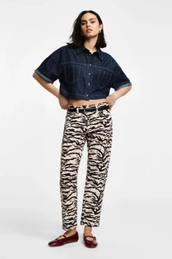 Pantalones chinos con estampado animalier