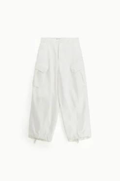 Pantalones con bolsillos grandes y cordón