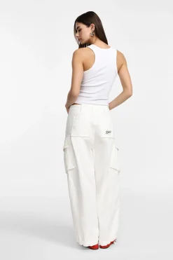 Pantalones con bolsillos grandes y cordón