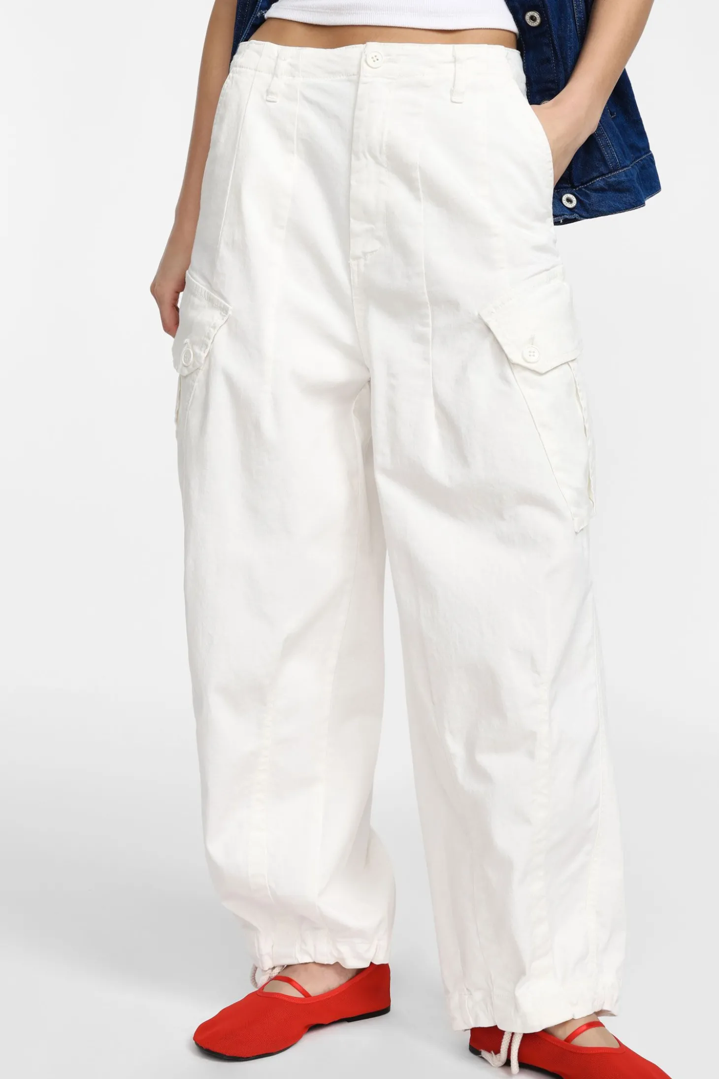 Pantalones con bolsillos grandes y cordón