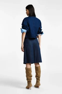 Pantalones cortos a la rodilla con cinco bolsillos