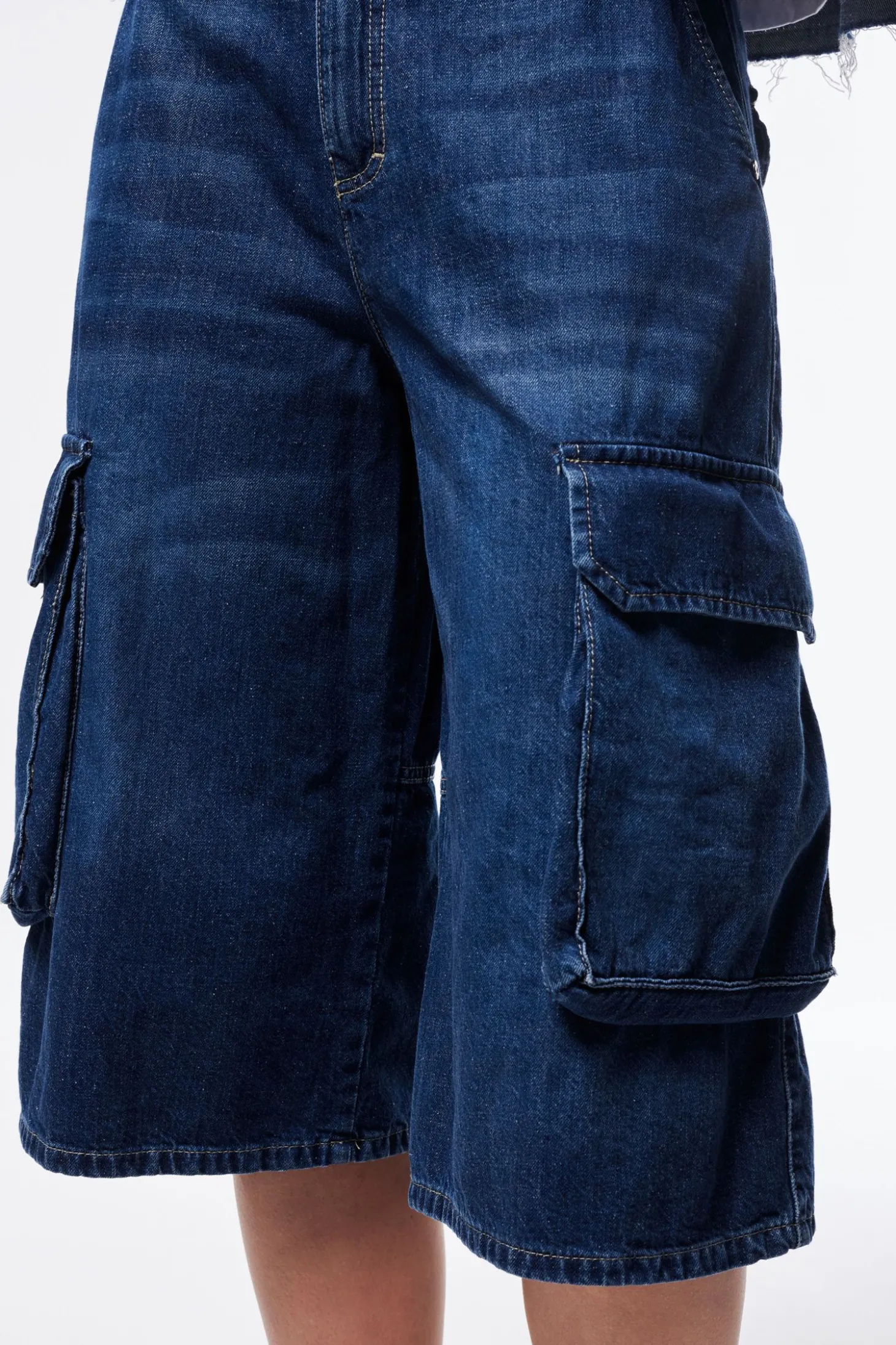 Pantalones cortos vaqueros a la rodilla con bolsillos