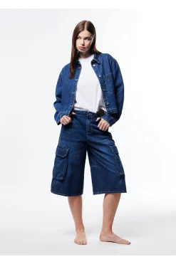 Pantalones cortos vaqueros a la rodilla con bolsillos