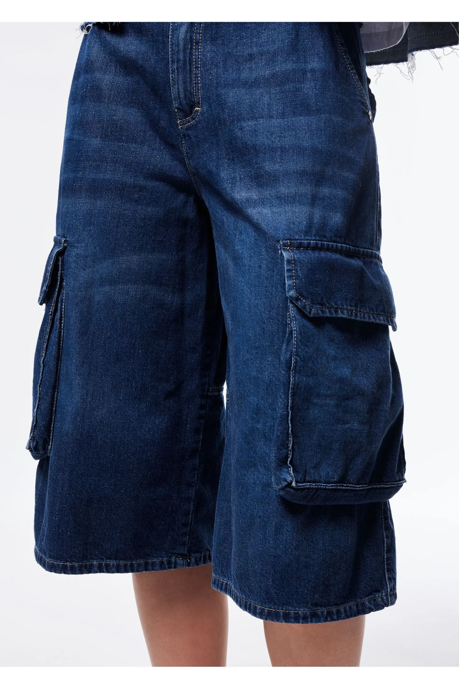 Pantalones cortos vaqueros a la rodilla con bolsillos