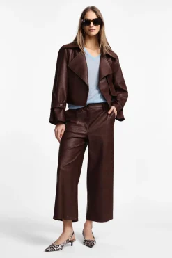 Pantalones cropped de cuero sintético con pierna ancha