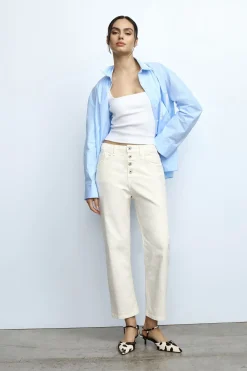 Pantalones holgados con bolsillos y botones visibles