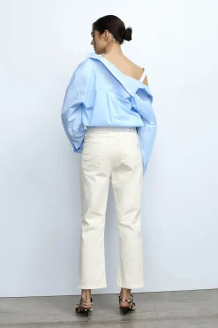 Pantalones holgados con bolsillos y botones visibles