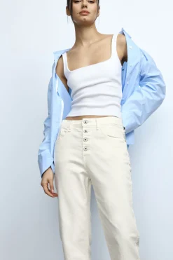 Pantalones holgados con bolsillos y botones visibles