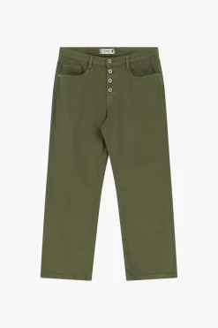 Pantalones holgados con bolsillos y botones visibles