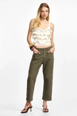Pantalones holgados con bolsillos y botones visibles