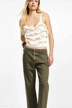 Pantalones holgados con bolsillos y botones visibles