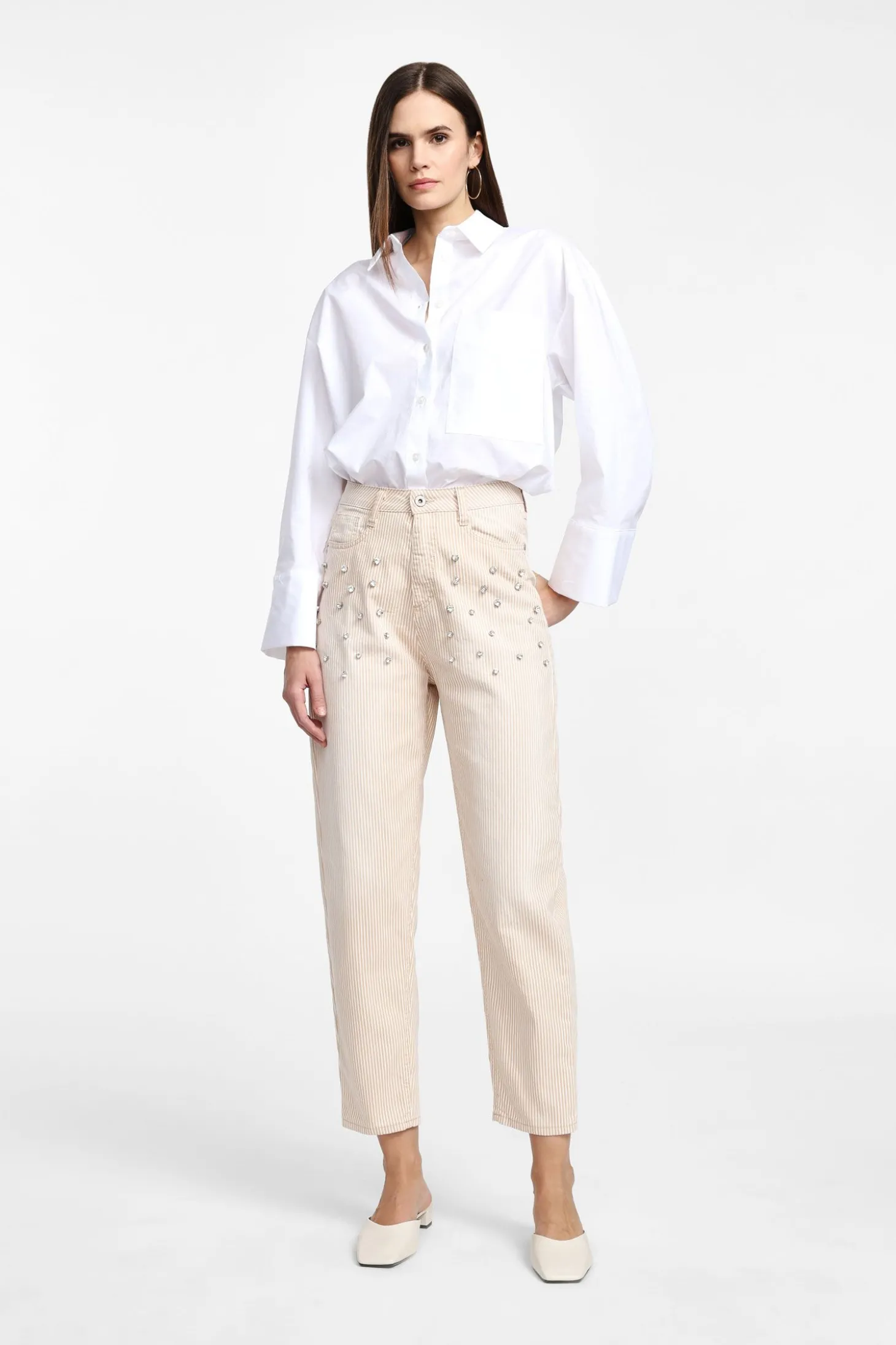 Pantalones rectos con rayas y detalles