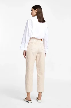 Pantalones rectos con rayas y detalles