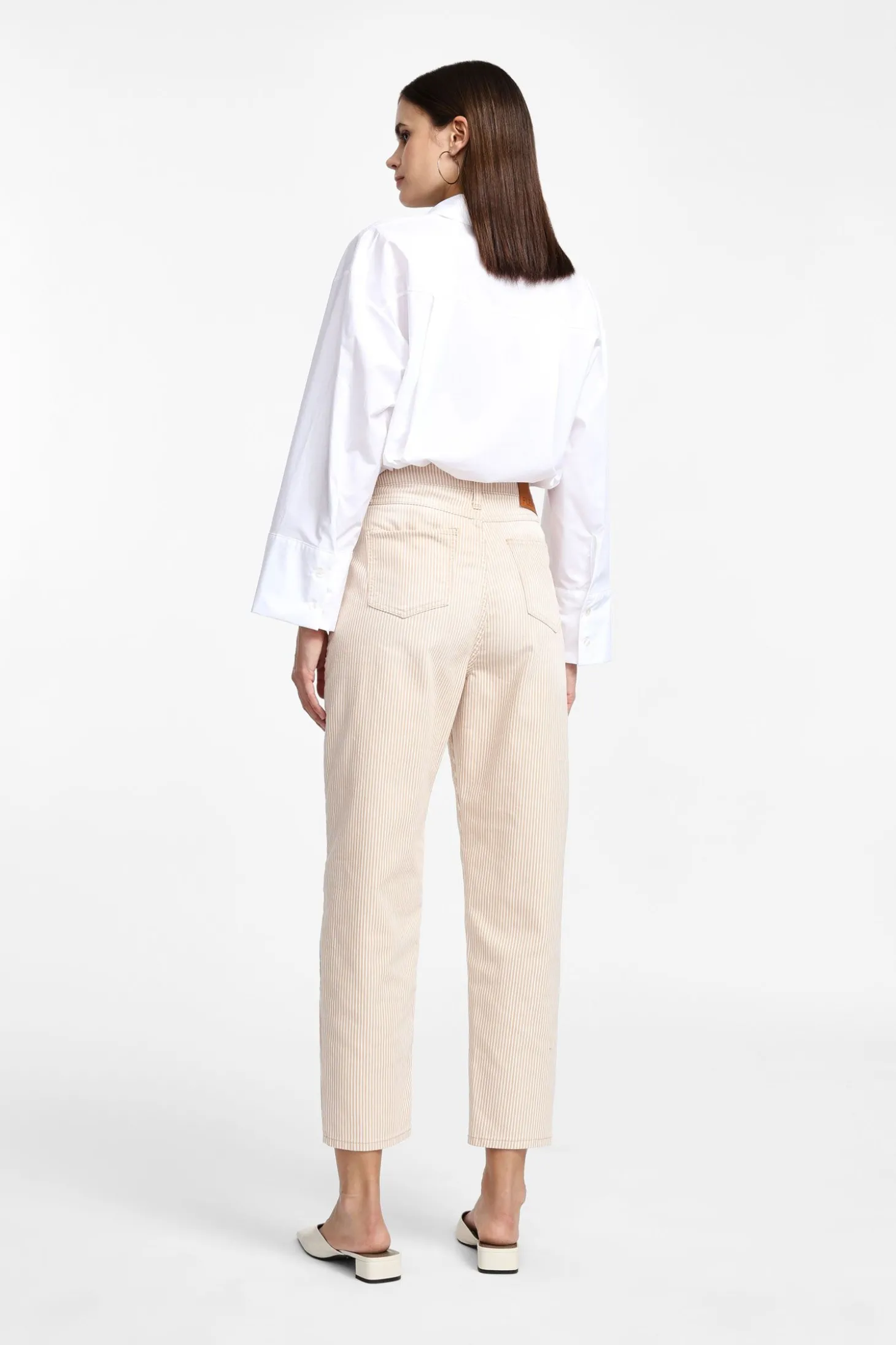 Pantalones rectos con rayas y detalles