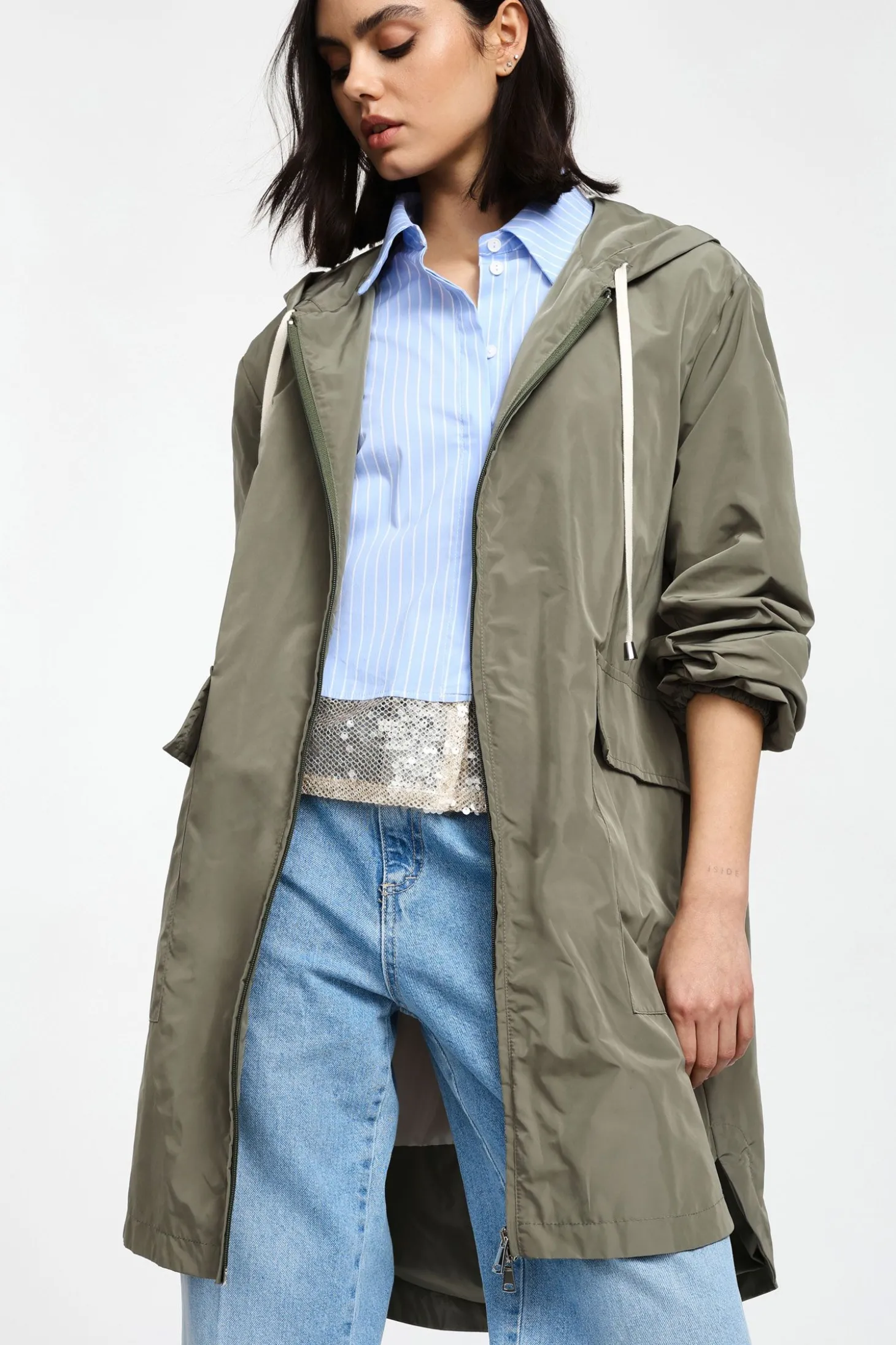 Parka con capucha y cremallera