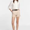 Shorts con cinturón y bolsillos verticales