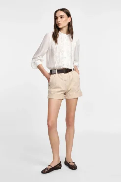 Shorts con cinturón y bolsillos verticales