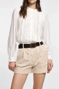 Shorts con cinturón y bolsillos verticales