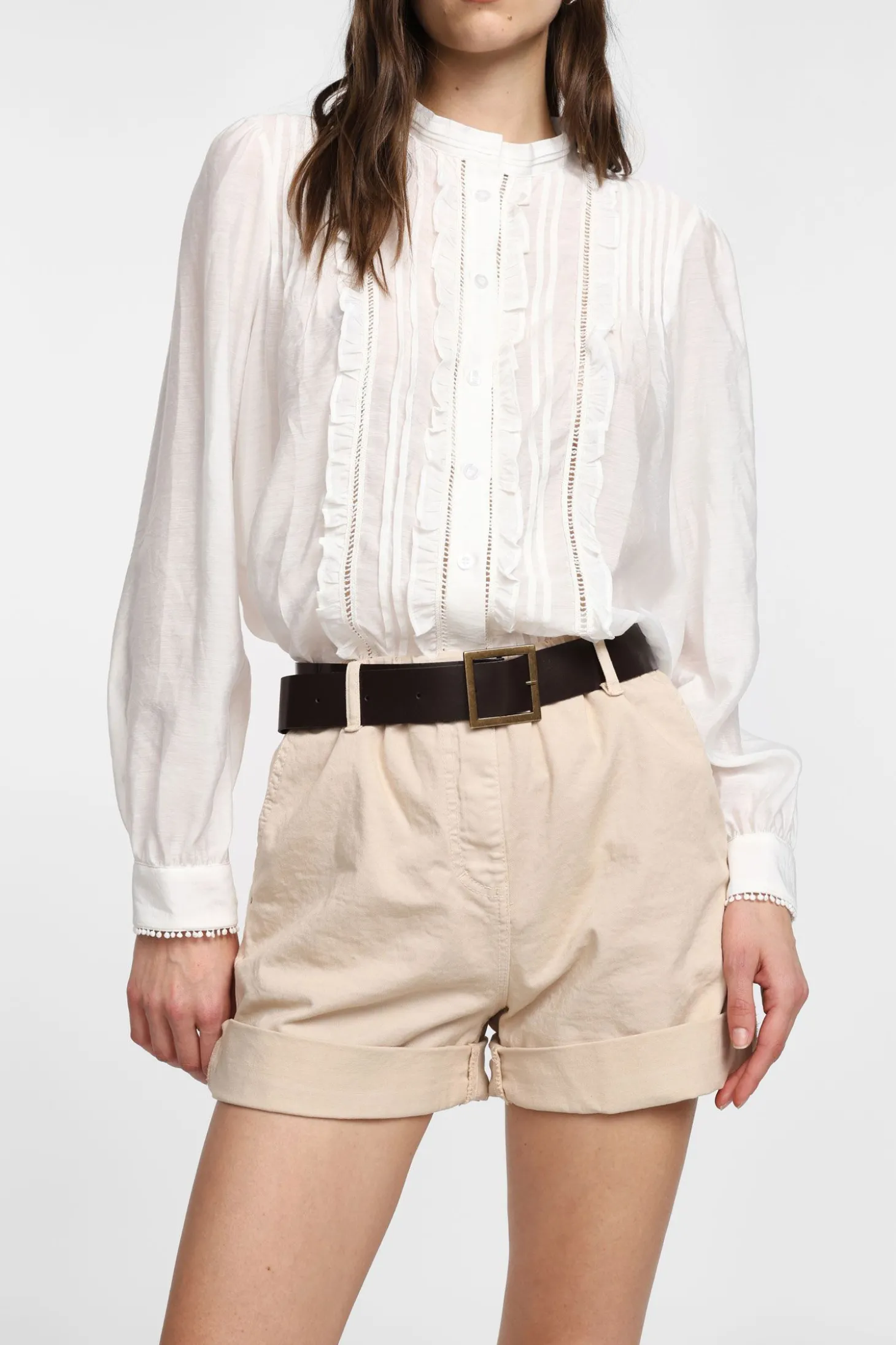 Shorts con cinturón y bolsillos verticales