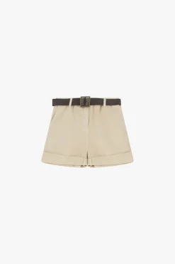 Shorts con cinturón y bolsillos verticales