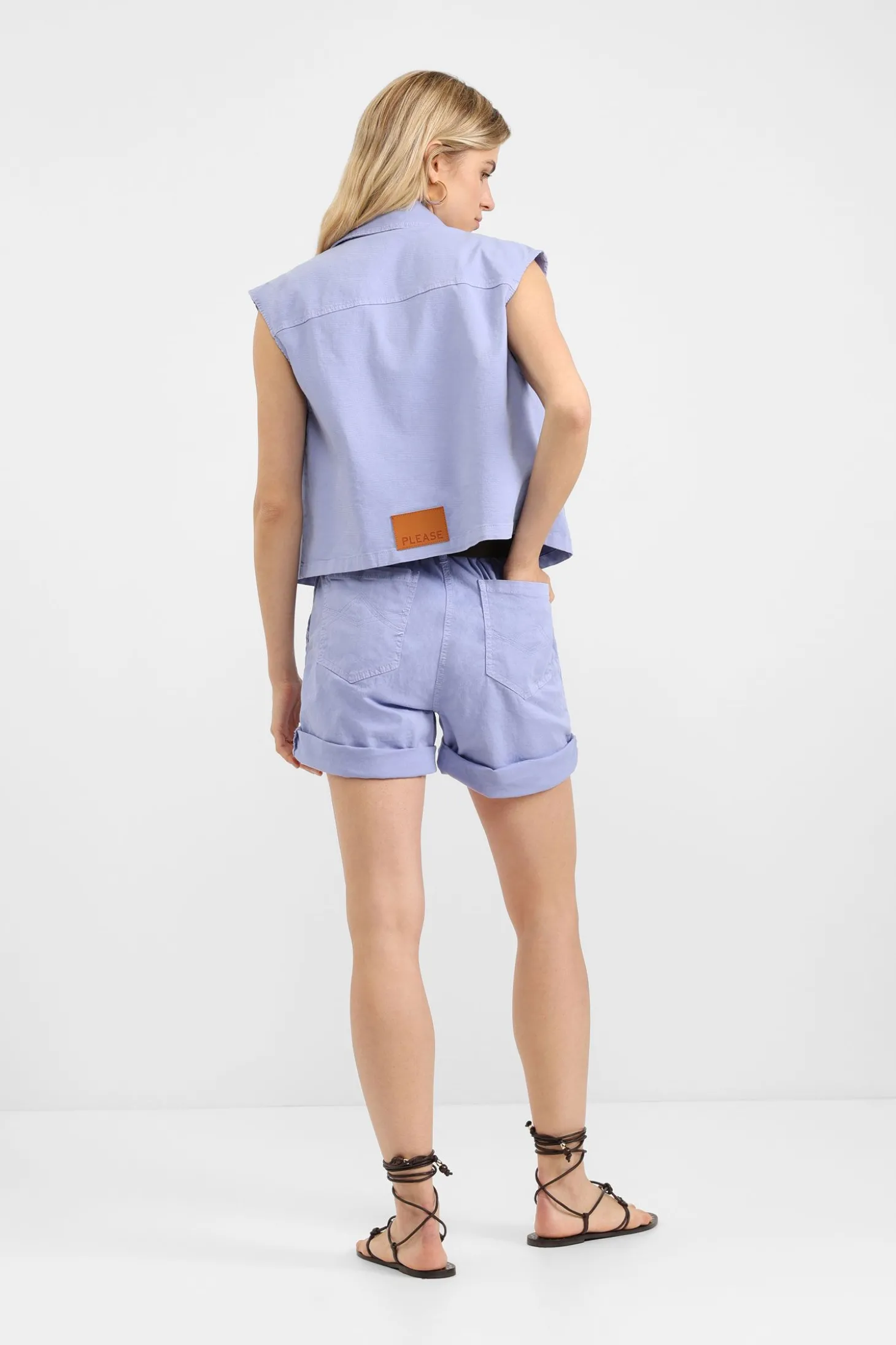 Shorts con cinturón y bolsillos verticales