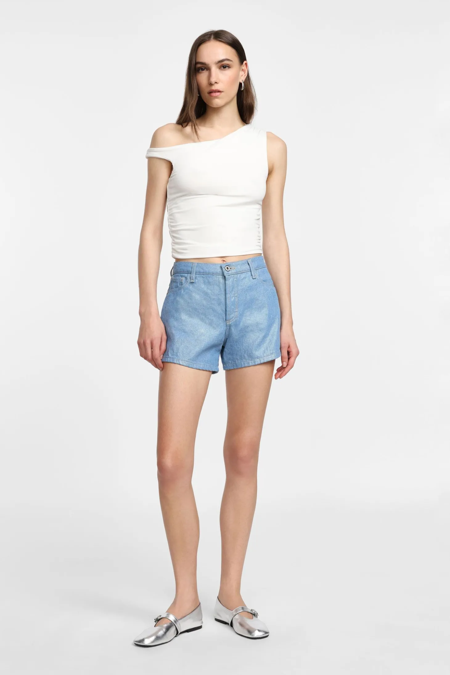 Shorts de corte regular con cinco bolsillos