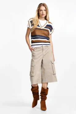 Shorts hasta la rodilla con bolsillos
