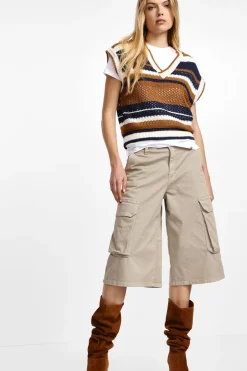 Shorts hasta la rodilla con bolsillos
