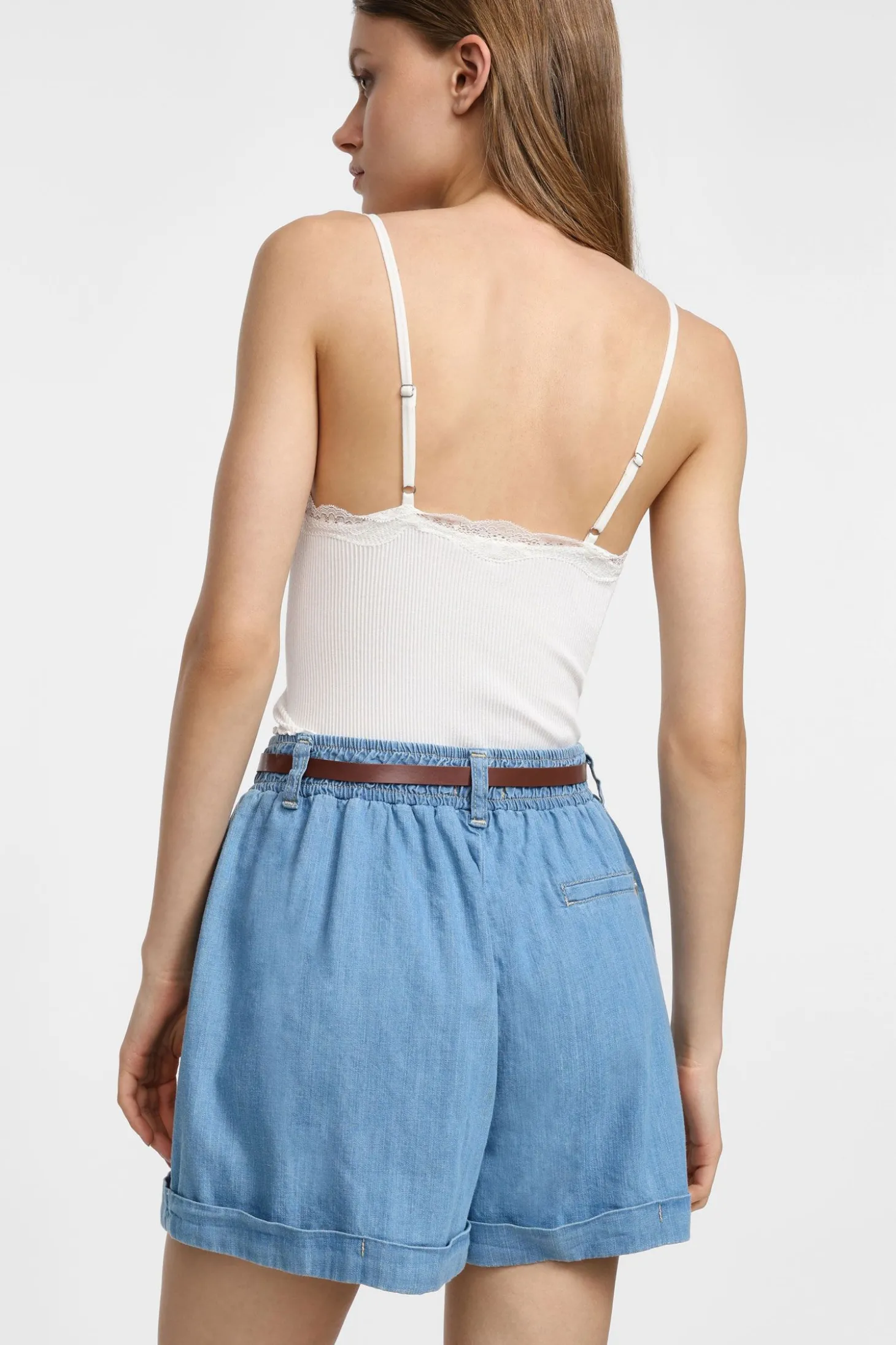 Shorts regulares con cinturón incluido