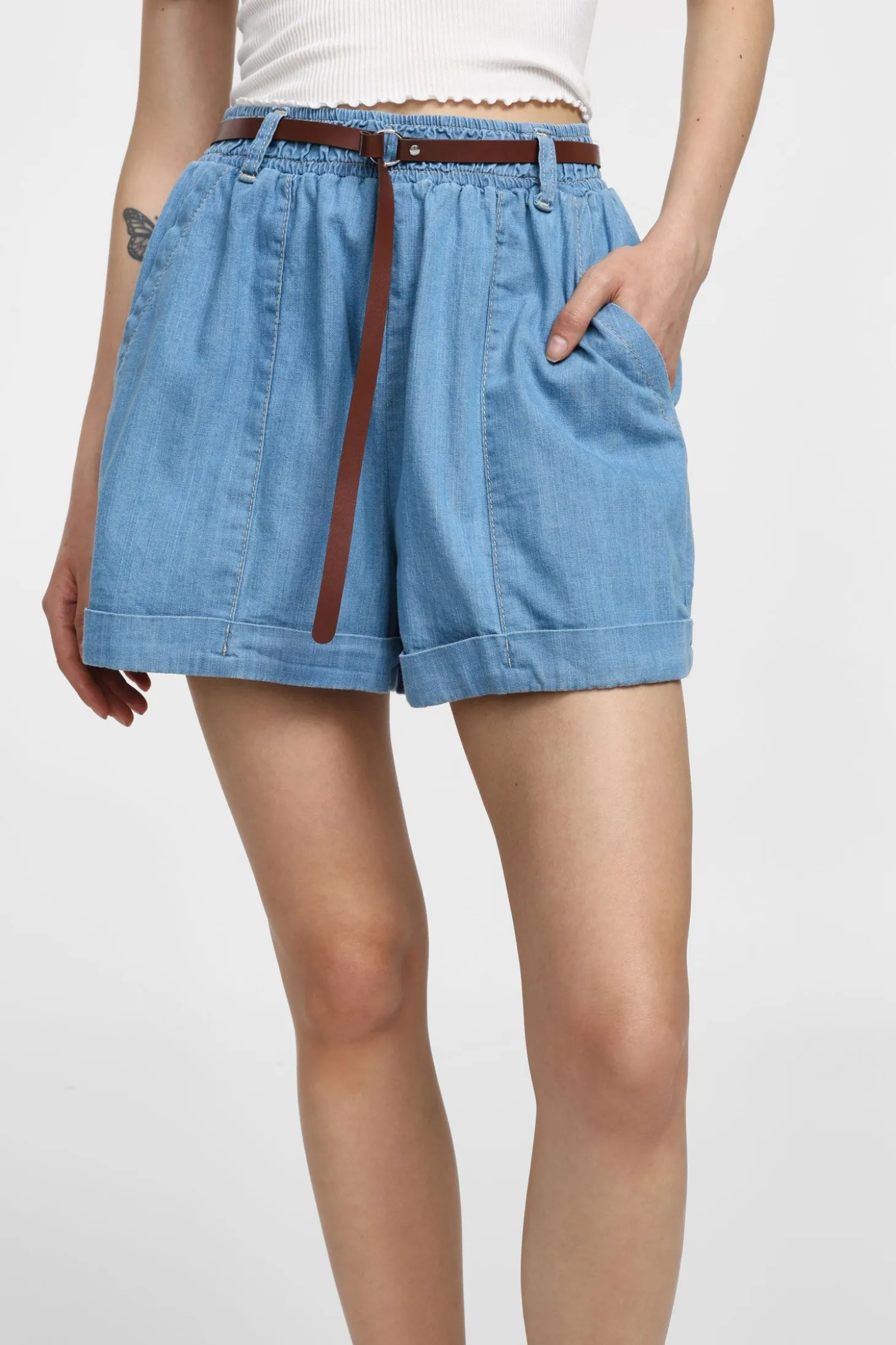 Shorts regulares con cinturón incluido