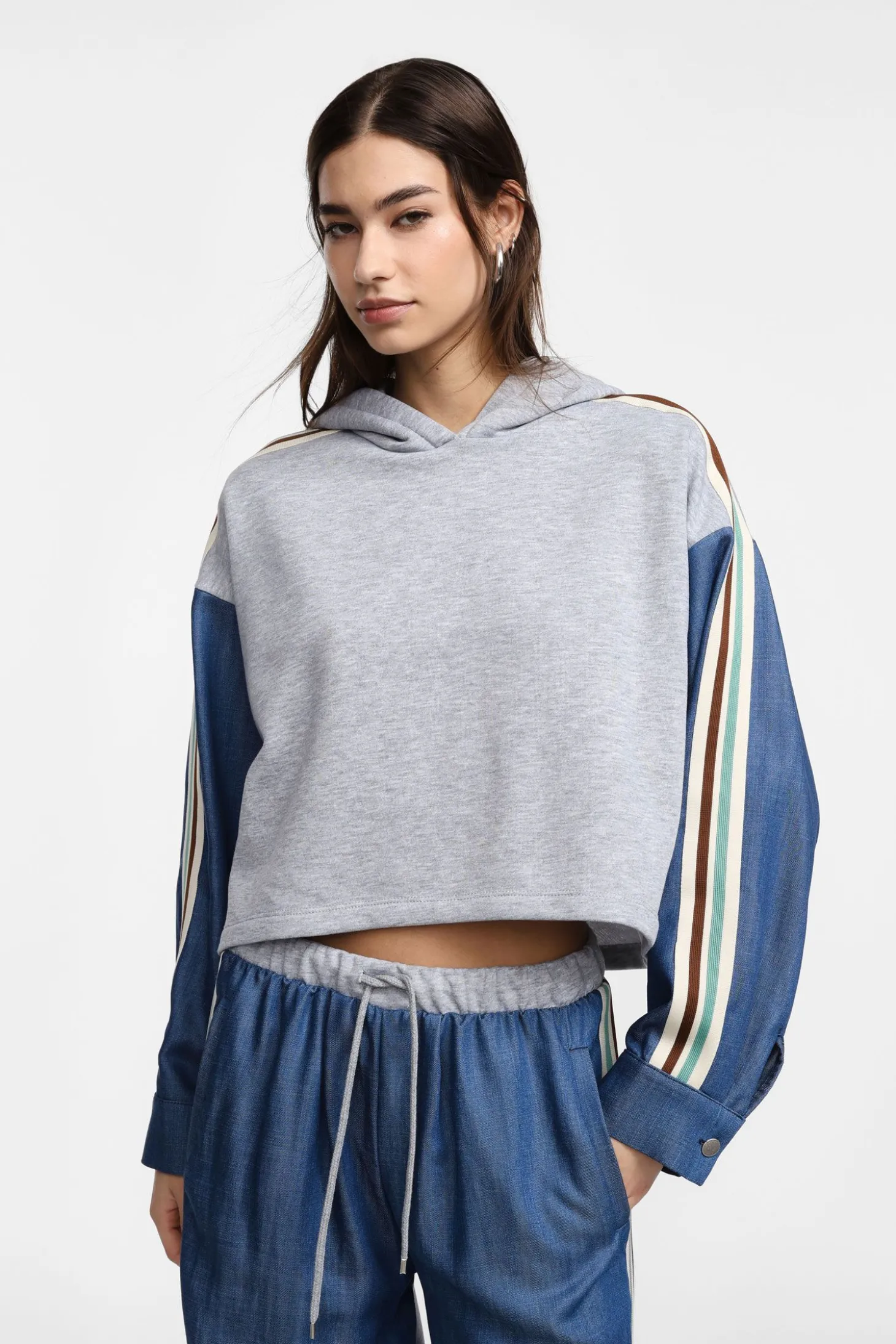 Sudadera con capucha y mangas vaqueras