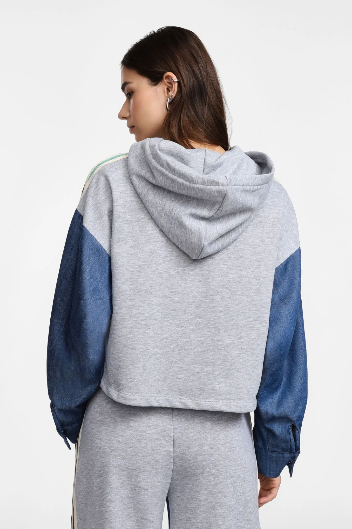 Sudadera con capucha y mangas vaqueras